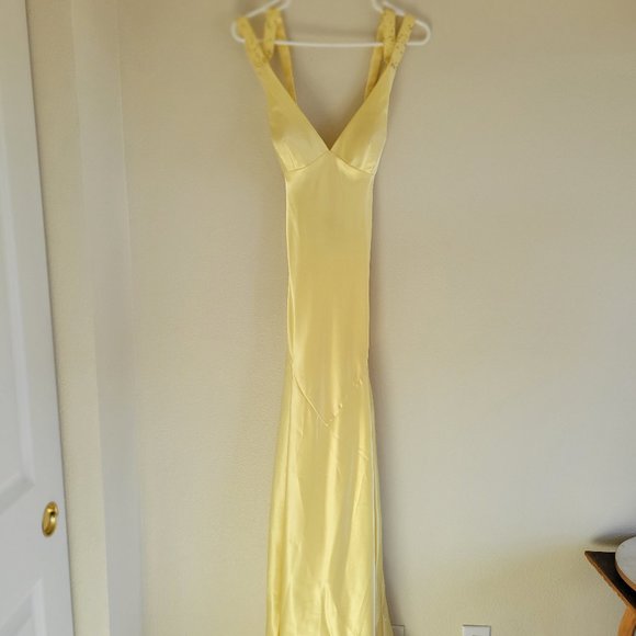 Elegant Yellow Evening Gown - Picture 12 of 13